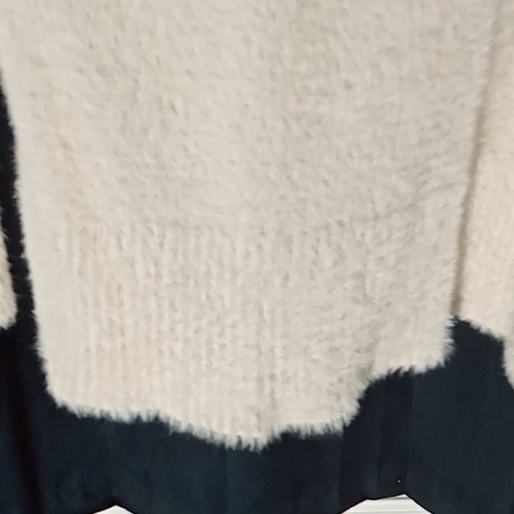 Peyton Primrose Nylon Blend Cream Fuzzy Sweater Size Small Ptp 22" L 27" - Picture 7 of 9